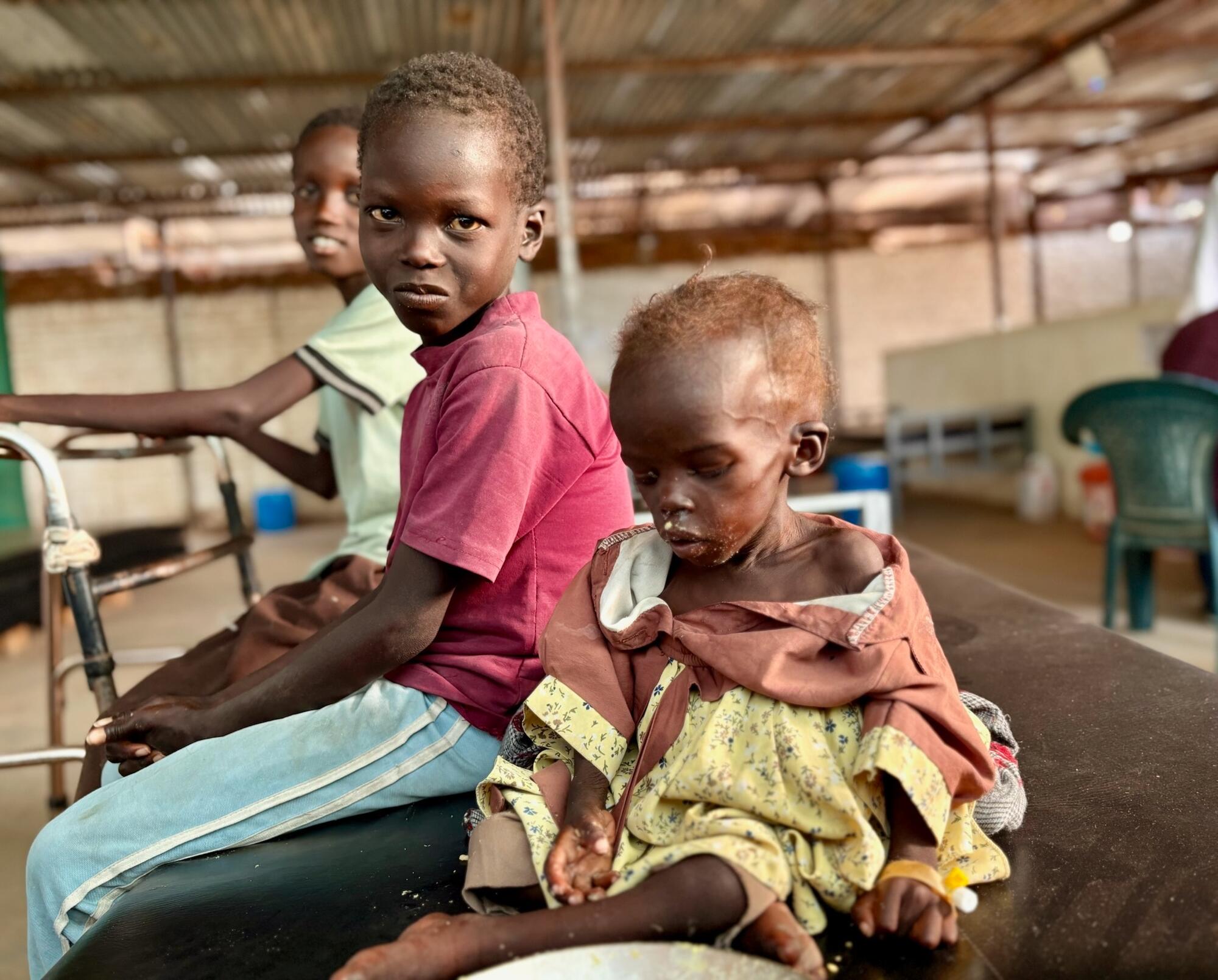 Eman Ahmed og hendes tre børn ankom til Tawila-hospitalet fra El Fasher den 11. oktober. Hendes to-årige datter var alvorligt underernæret. Eman selv havde skudsår og sår fra granatsplinter, som var inficerede; hun blev opereret dagen efter.