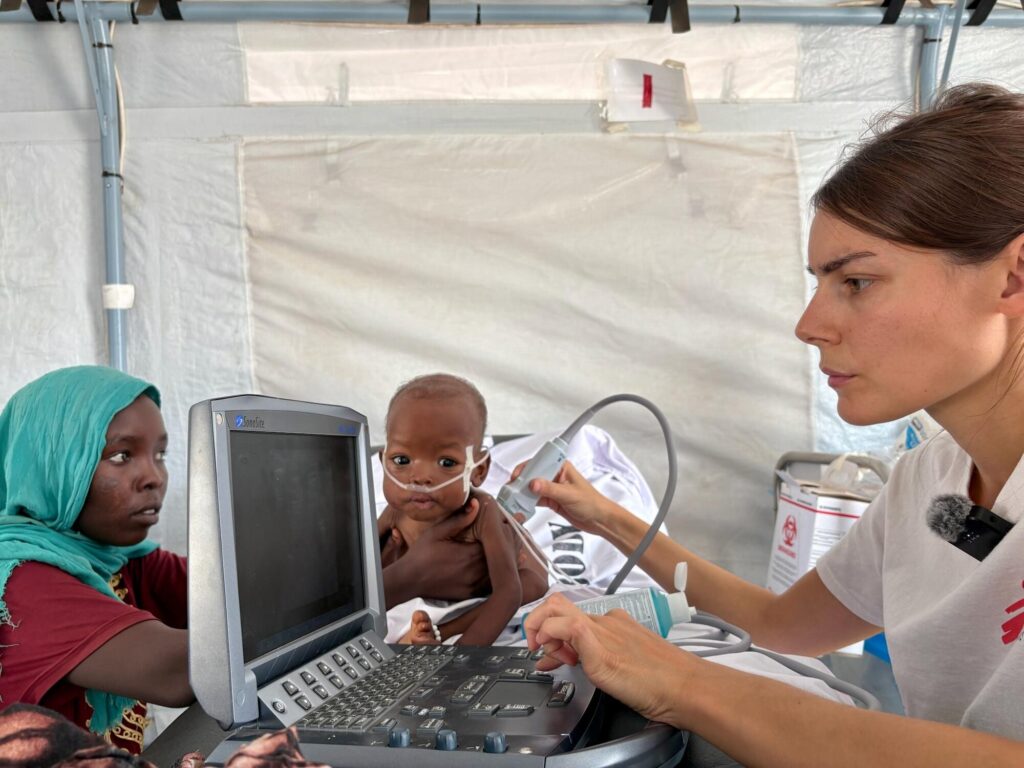 Børnelæge Giulia Chiopris foretager en ultralydsscanning af Abdul Mazin Mahmoud for at undersøge mistanke om lungetuberkulose. Han er indlagt på hospitalet med underernæring. 