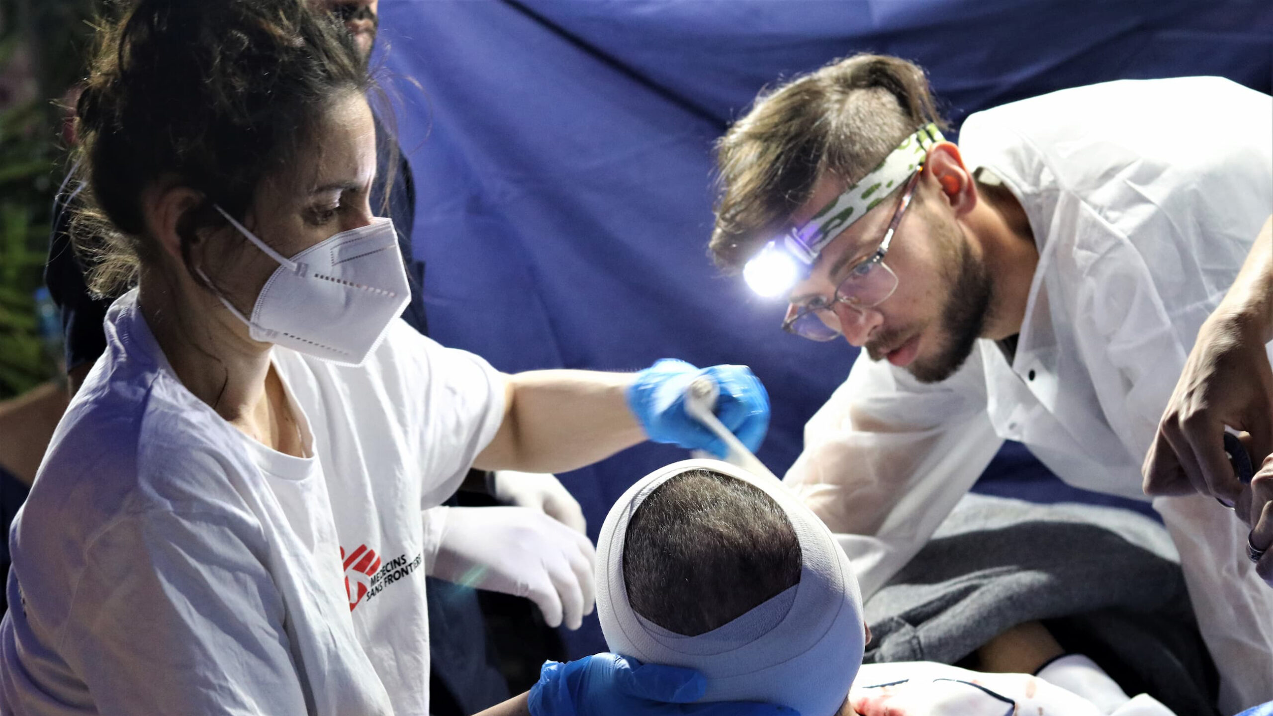 Palæstinensiske mænd, kvinder og børn bliver såret af israelsk politi i Jerusalem og får hjælp fra MSF og Palæstinensiske Røde Halvmåne.