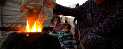 Uden adgang til gas forsøger Yasmin at tænde et bål med plastik for at lave et måltid til sine børn under de desperate forhold i Gaza.