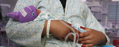 Laila, en 34-årig mor, holder sit barn på vores fødselshospital i Khost, Afghanistan.