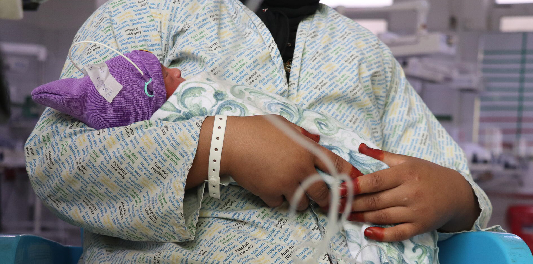 Laila, en 34-årig mor, holder sit barn på vores fødselshospital i Khost, Afghanistan.