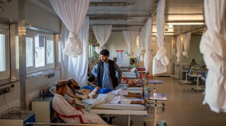 Hver morgen tilser personalet på hospitalet i Kunduz patienterne.