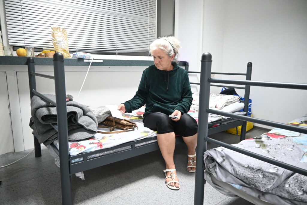Vores mobile klinikker opererer både i Kyiv og ved frontlinjerne, hvor ældre og personer med kroniske sygdomme er ekstra udsatte. En stor del af tiden går med at tale med patienterne om, hvordan de klarer sig, og vi deler varmepakker med tæpper, lommelygter og andre remedier ud, som skal hjælpe befolkningen med at klare sig, når strømmen går, og der ingen varme er.