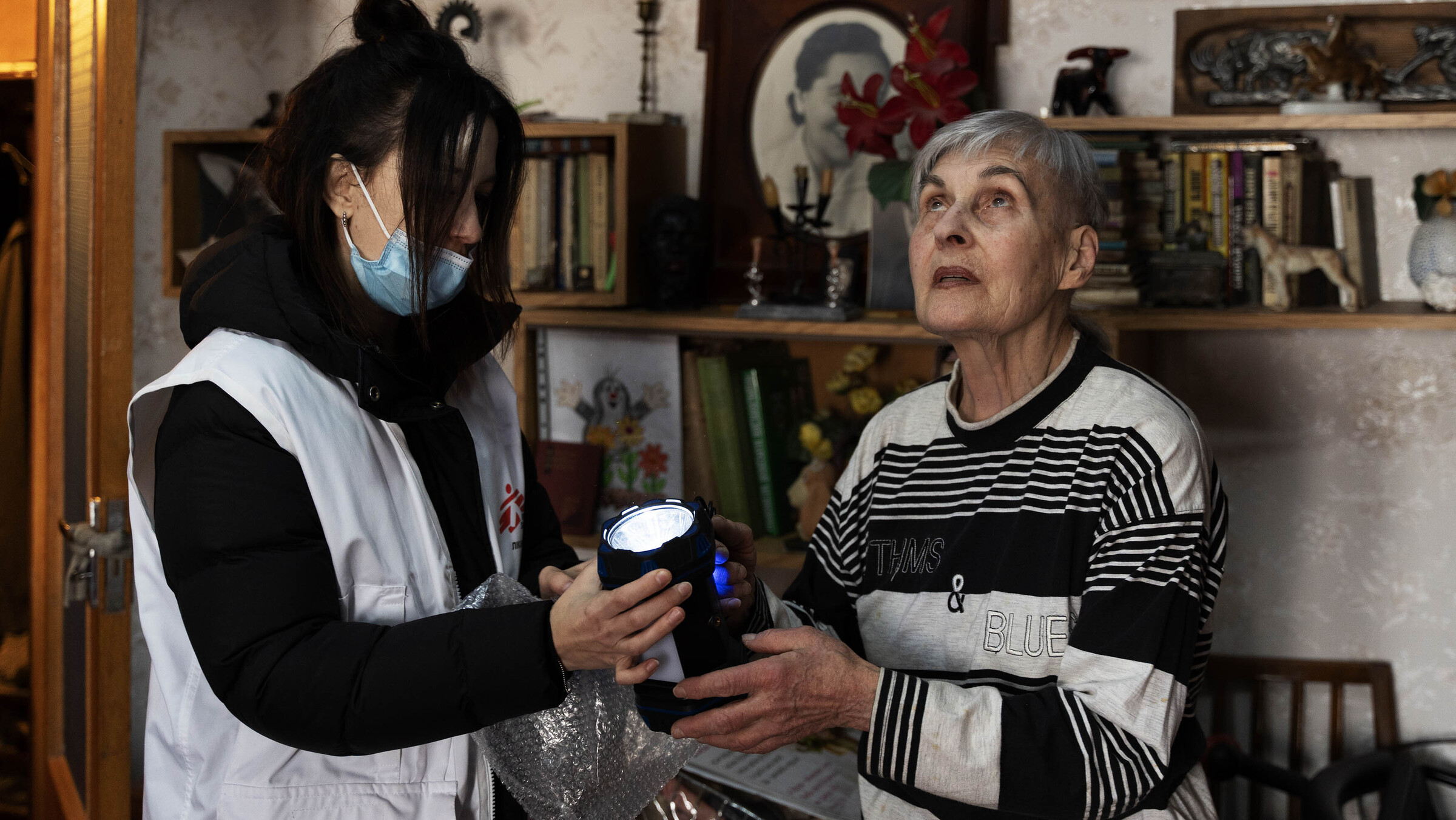 Februar. Ukraine. Vi tilbyder konsultationer fra vores mobile klinikker både i Kyiv og ved frontlinjerne, hvor ældre og mennesker med kroniske sygdomme er særligt udsatte. Meget af tiden bruges på at tale med patienterne om, hvordan de har det. Vi uddeler blandt andet varmepakker med tæpper, lommelygter og andre nødvendige forsyninger, som hjælper befolkningen med at klare sig, når strømmen går, og varmen forsvinder.