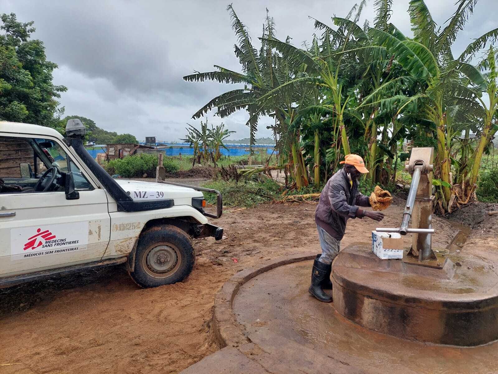 Marts. Mozambique. I december 2025 og januar 2026 ramte voldsomme oversvømmelser det centrale og sydlige Mozambique. Vandet stod så højt, at mange brønde blev ødelagt. Efter vandet trak sig tilbage, har vores medarbejdere blandt andet repareret vandforsyninger og distribueret rent drikkevand, så risikoen for, at vandbårne sygdomme spreder sig, er mindre.