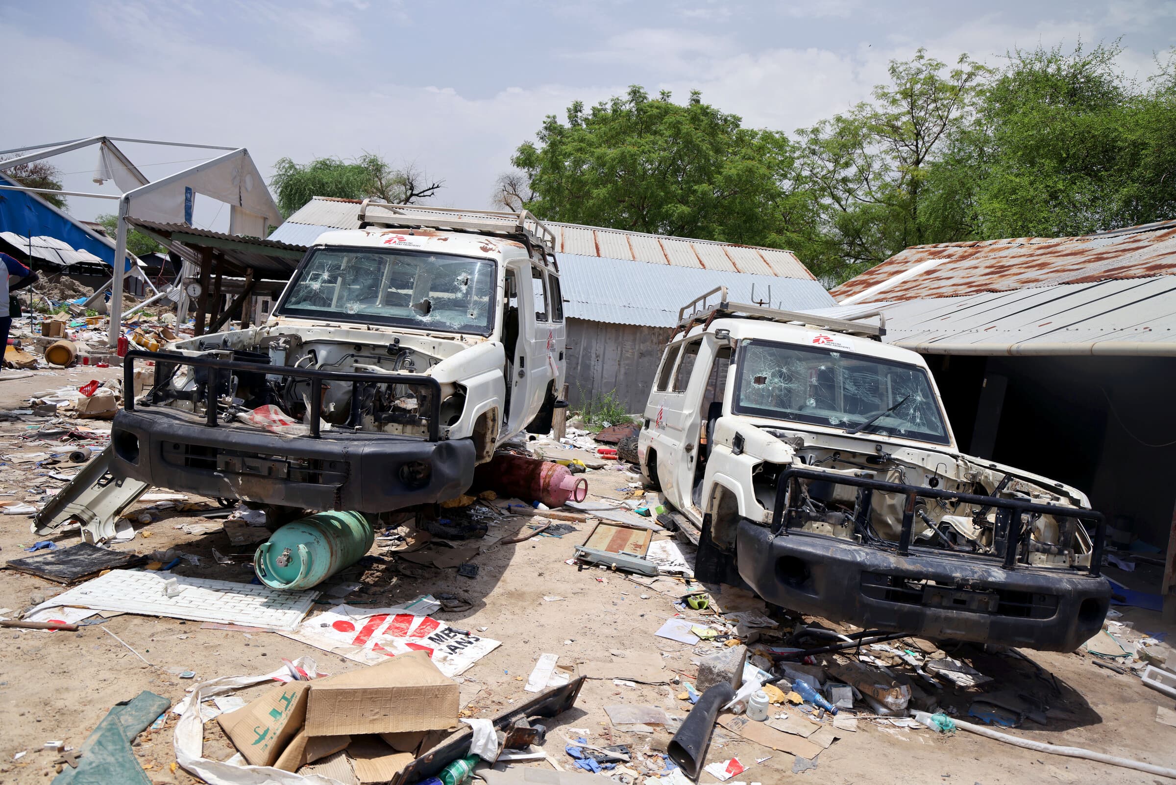 Februar. Sydsudan. Natten til 3. februar blev vores hospital i Lankien i Jonglei-delstaten ramt i et luftangreb. En af vores medarbejdere kom lettere til skade, og størstedelen af vores medicinske forsyninger blev ødelagt. Hospitalet var blevet evakueret nogle få timer før angrebet, efter vi havde modtaget oplysninger om et muligt angreb mod byen. 
