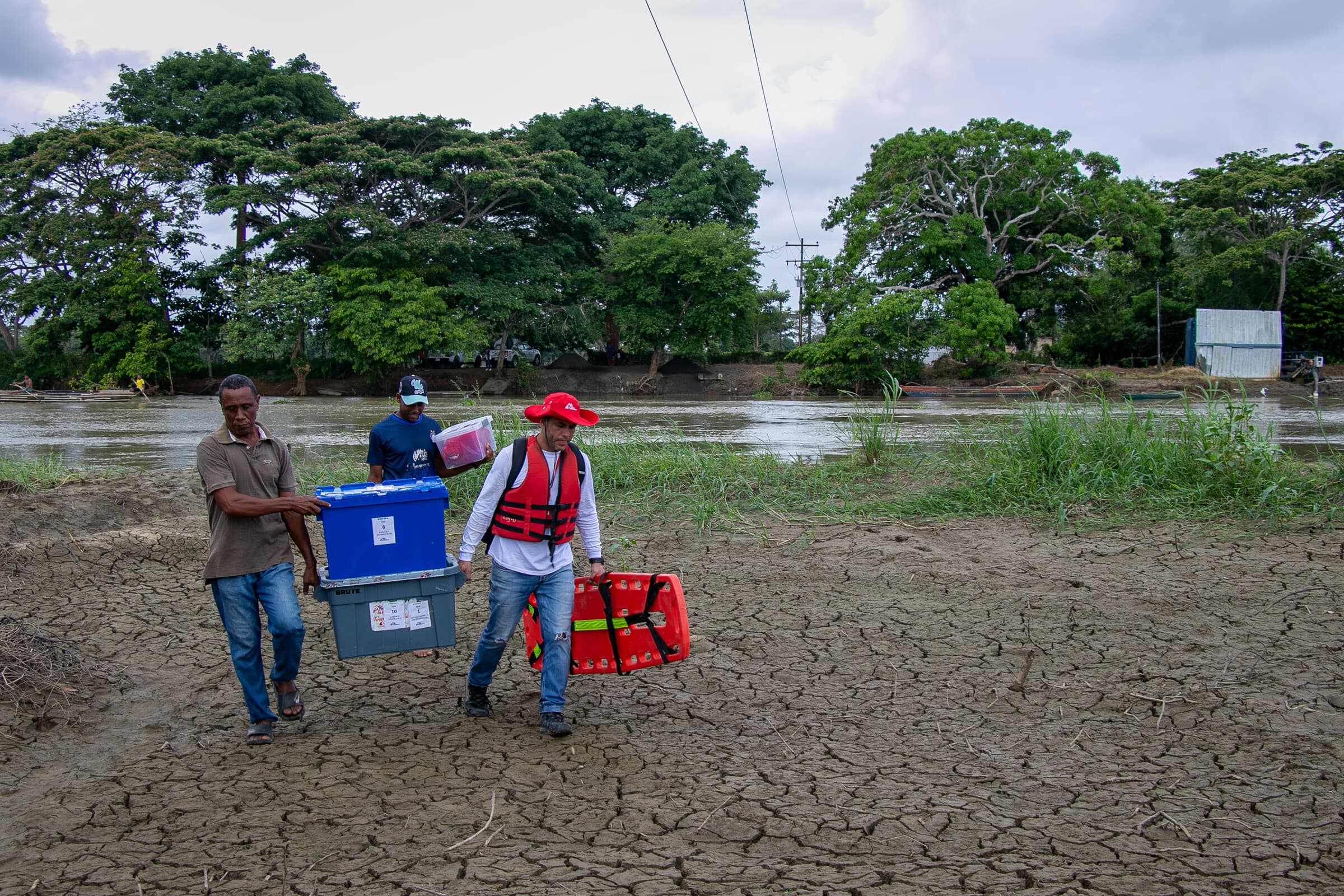 Marts. Colombia. Sammen med lokale beboere transporterer vores team forsyninger til en mobilklinik, der er i gang med at blive etableret i Río Ciego 1 i San Bernardo del Viento, Córdoba. I området yder vi blandt andet sundhedspleje, uddeler nødhjælpspakker og uddeler vandfiltre til lokalsamfund, der er ramt af oversvømmelser. 