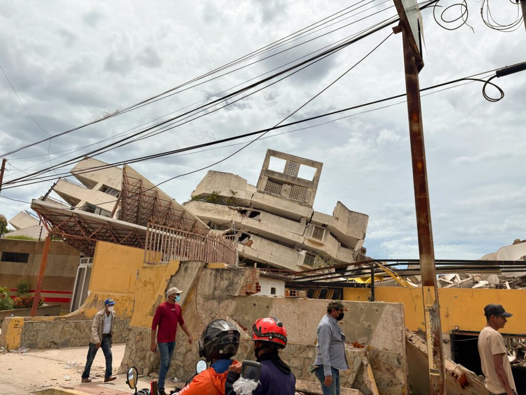 Juni. Venezuela. To voldsomme jordskælv ramte den 24. juni Venezuela. Straks efter skælvene støttede vi, blandt andet otte hospitaler i Caracas og La Guaira med traume-kits, der er udviklet til at behandle livstruende skader som kraftige blødninger, åbne brystskader og blokerede luftveje. 