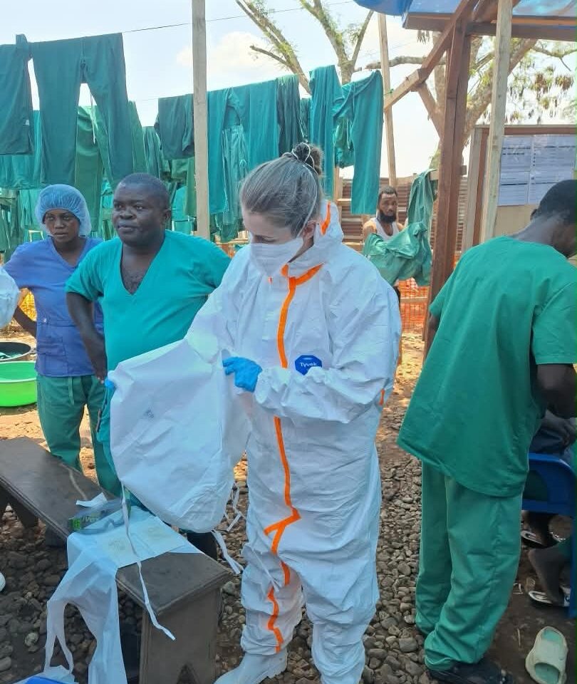 Sygeplejerske Astrid Opstrup har været udsendt med Læger uden Grænser 17 gange, blandt andet til tidligere ebolaudbrud i Sierra Leone (2014) og DR Congo (2018).