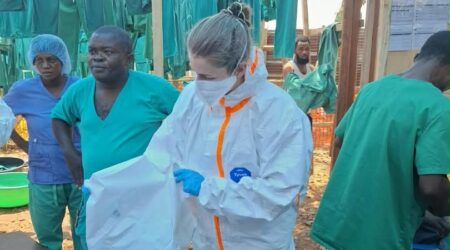 Sygeplejerske Astrid Opstrup har været udsendt med Læger uden Grænser 17 gange, blandt andet til tidligere ebolaudbrud i Sierra Leone (2014) og DR Congo (2018).