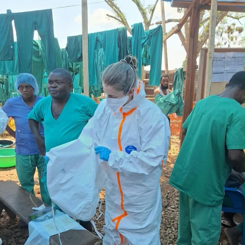 Sygeplejerske Astrid Opstrup har været udsendt med Læger uden Grænser 17 gange, blandt andet til tidligere ebolaudbrud i Sierra Leone (2014) og DR Congo (2018).