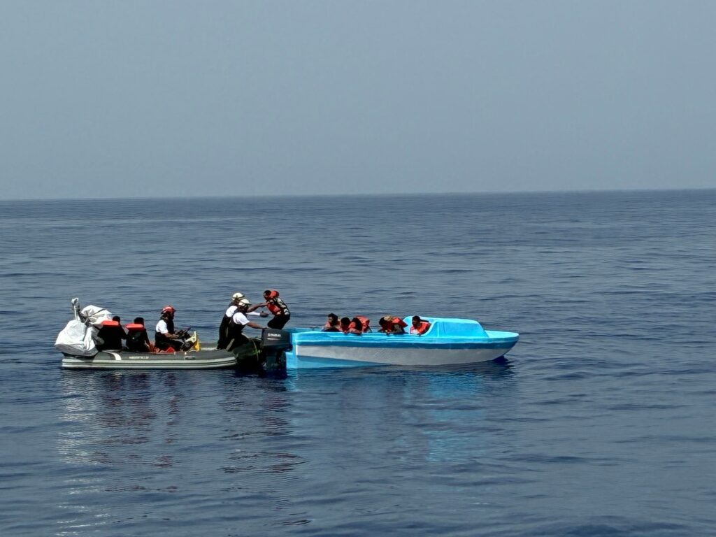 Mandag den 31. august reddede vores eftersøgnings- og redningsskib Oyvon 18 mennesker i en båd, der var nødstedt i Middelhavet. De fleste i båden var fra Eritrea, og 12 var uledsagede mindreårige.
