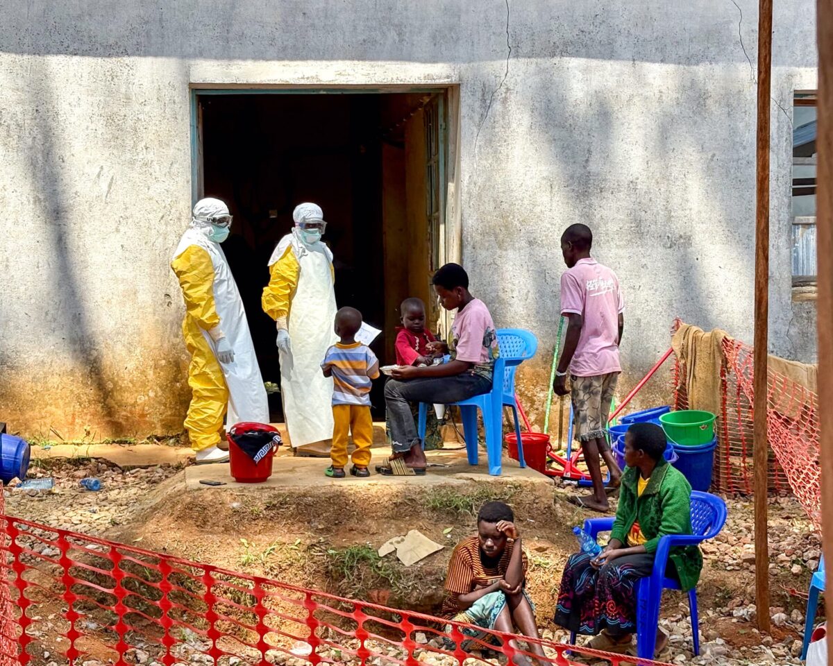 To sundhedsarbejdere taler med patienter, der er indlagt med bekræftet ebola på vores behandlingscenter i Bambu.