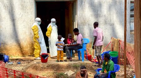 To sundhedsarbejdere taler med patienter, der er indlagt med bekræftet ebola på vores behandlingscenter i Bambu.