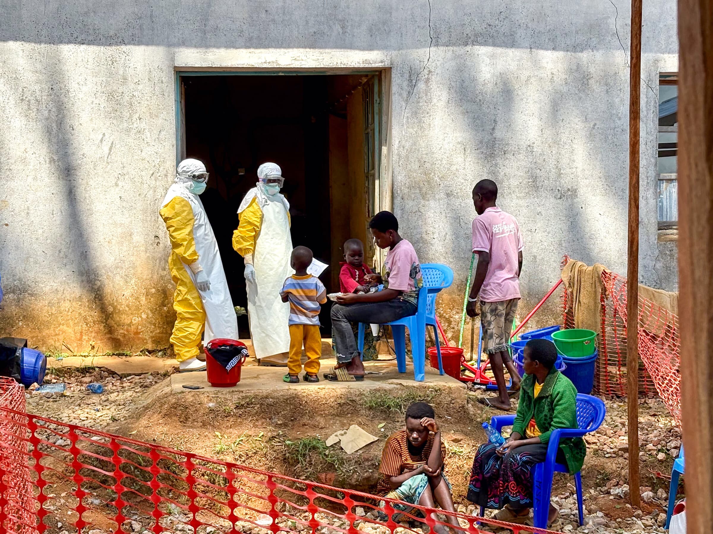 To sundhedsarbejdere taler med patienter, der er indlagt med bekræftet ebola på vores behandlingscenter i Bambu.
