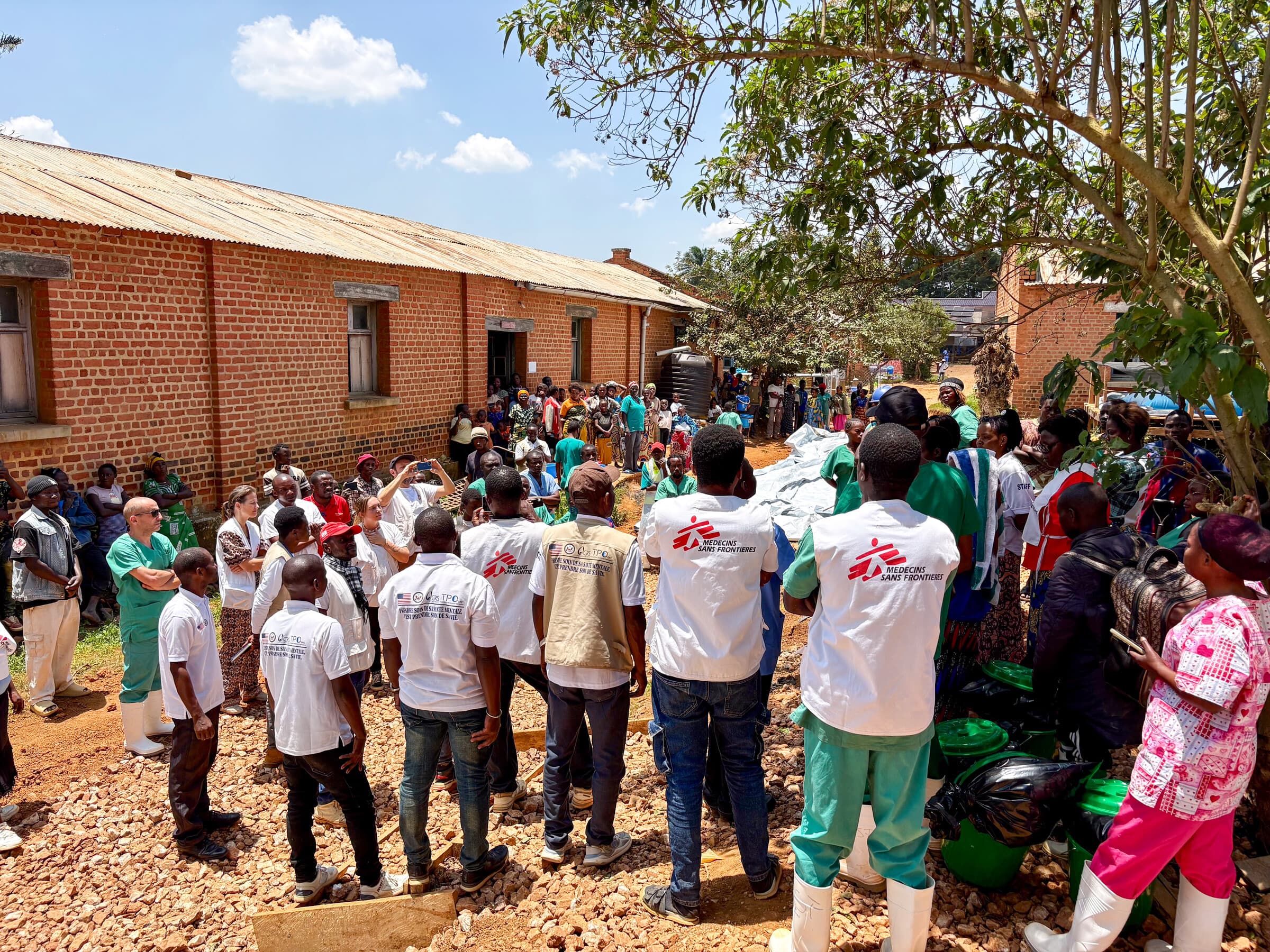 Fem patienter er blevet raske og udskrives, og derfor har personalet på vores ebolabehandlingscenter på Bambu General Referral Hospital arrangeret en lille ceremoni, for at markere den gode nyhed.