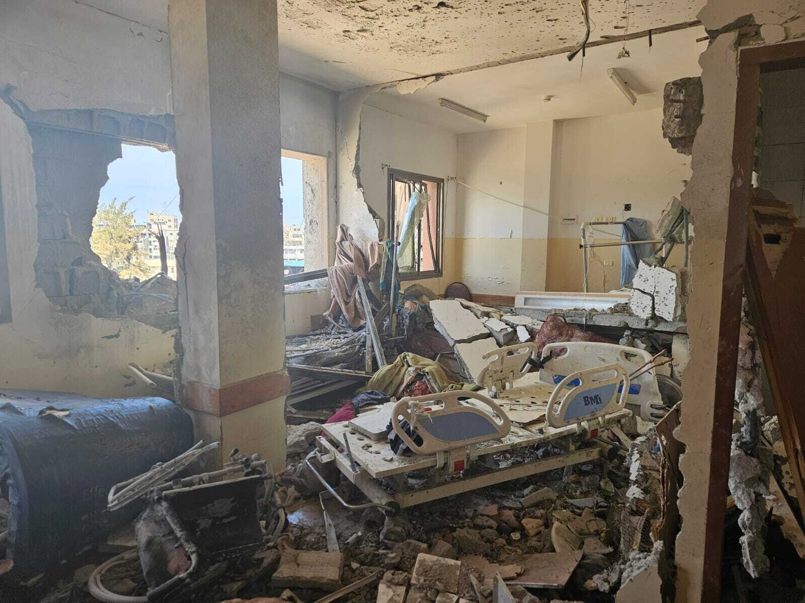 13. marts 2024. En stue på Nasser hospitalet ligger i ruiner efter flere ugers kampe og en belejring, der kulminerede med, at israelske styrker trængte ind på hospitalet.I dag, efter tre års konflikt, rapporterer WHO, at 94 % af hospitalerne i Gaza var blevet beskadiget eller ødelagt, og at kun 19 af områdets 36 hospitaler stadig var i drift, hvoraf mange kun kunne tilbyde begrænsede tjenester.