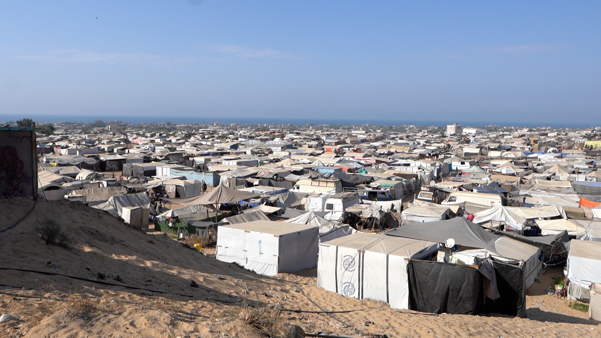 A view of overcrowded tents in the Attar area of Khan Younis, South Gaza, where displaced families live in cramped conditions with limited access to b - Palestinian Territories