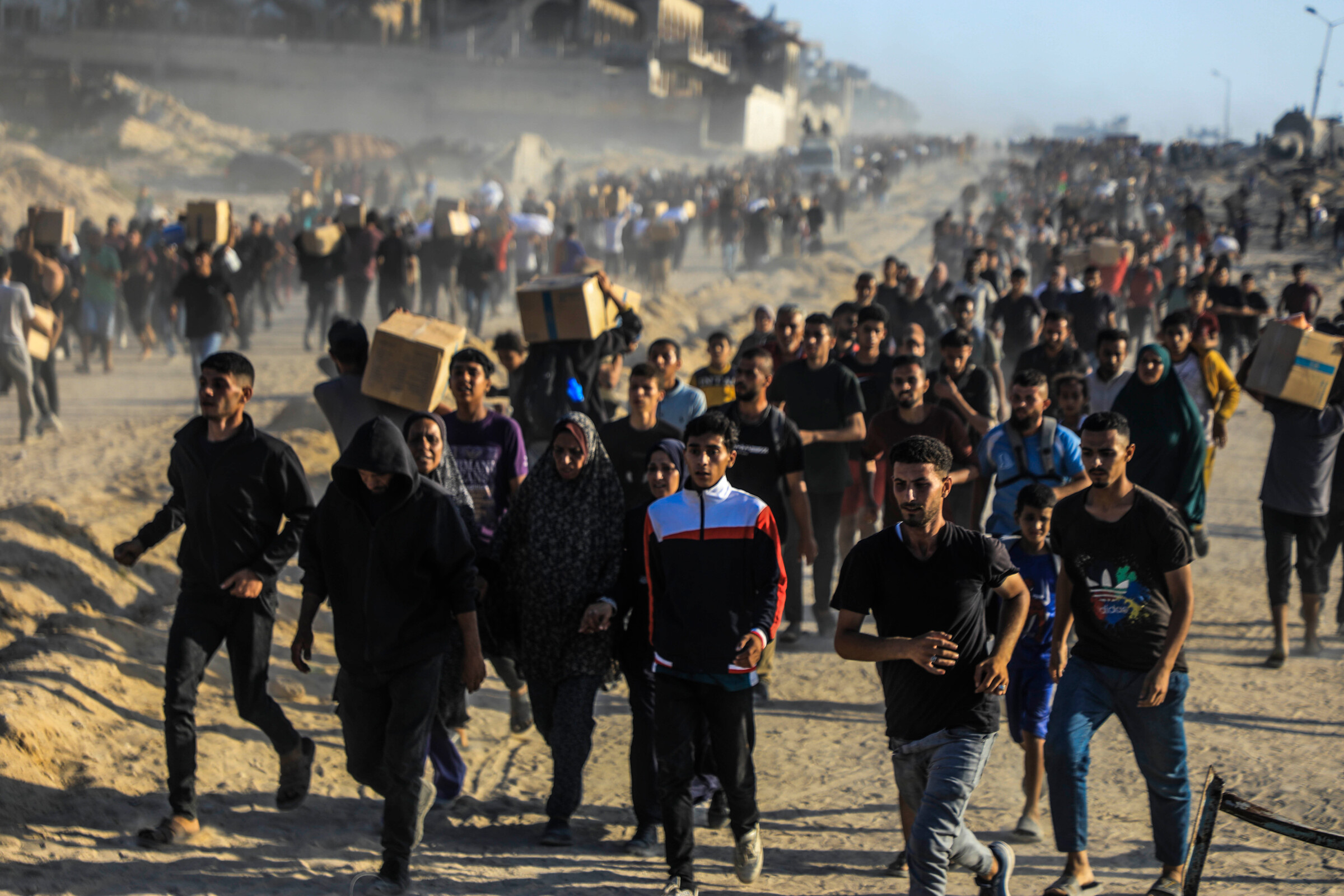 25. juli 2025. Civile palæstinensere risikerede livet, når de forsøgte at skaffe mad fra den omstridte Gaza Humanitarian Foundation (GHF), som var støttet af USA og Israel. Alene mellem 7. juni og 24. juli 2025 modtog vi 1.380 tilskadekomne, heriblandt 28 døde, på vores to klinikker, der lå i nærheden af GHF’s distributionssteder.